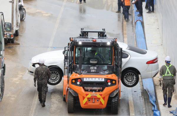 Military perso<em></em>nnel remove a submerged car from a flooded tunnel in Cheongju, North Chungcheong Province. (Yonhap)