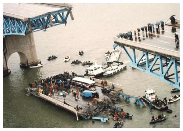 Rescue workers work on the detached portion of the Seo<em></em>ngsu Bridge in this file photo taken on Oct. 22, 1994. (Korea Herald DB)