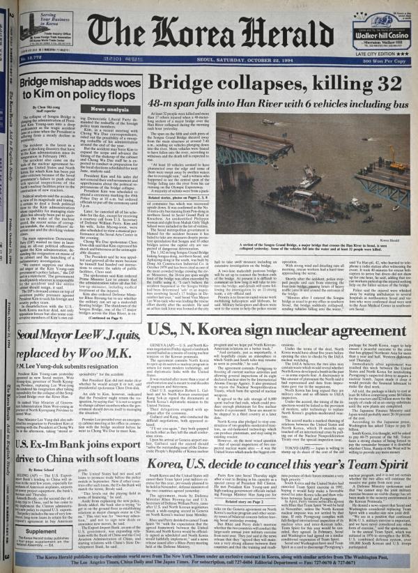 The front page of The Korea Herald's Oct. 22, 1994 edition tells the story of how the Seo<em></em>ngsu Bridge collapsed and killed 32. (The Korea Herald)