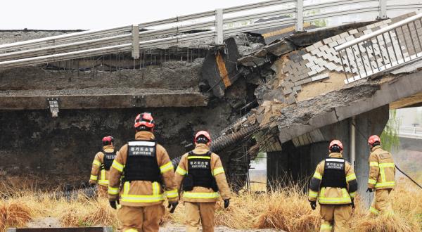 Rescue workers scour the site of a bridge collapse in Jeongja-dong in Seongnam, Gyeo<em></em>nggi Province, that left one dead and one injured, in this April 6, 2023 file photo. (Yonhap)