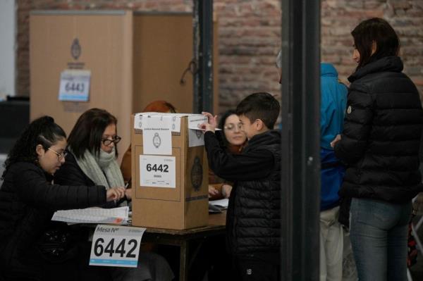 Argentines head to polls in wide open presidential primary